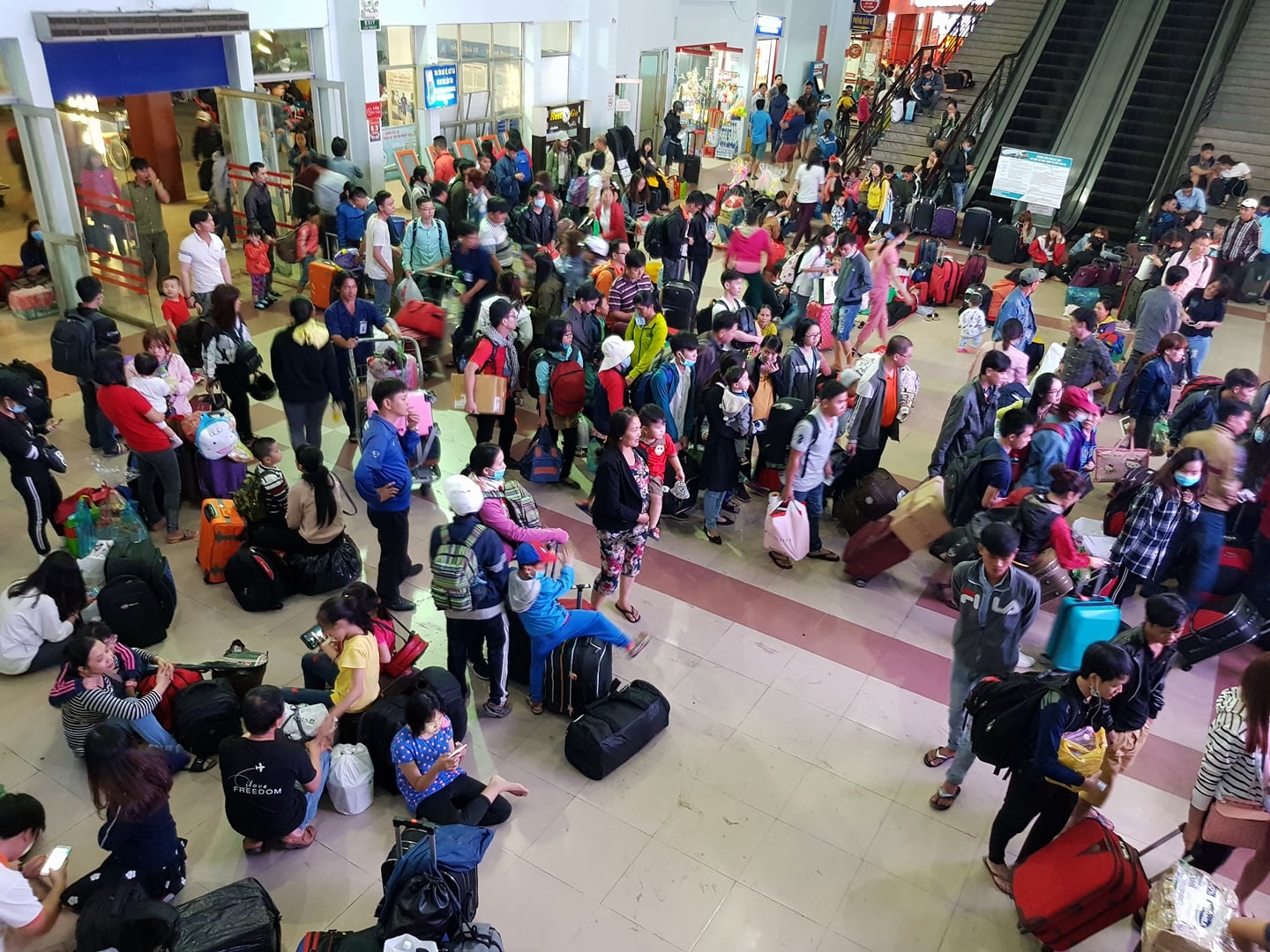 Nhieu hanh khach tre tau anh 1