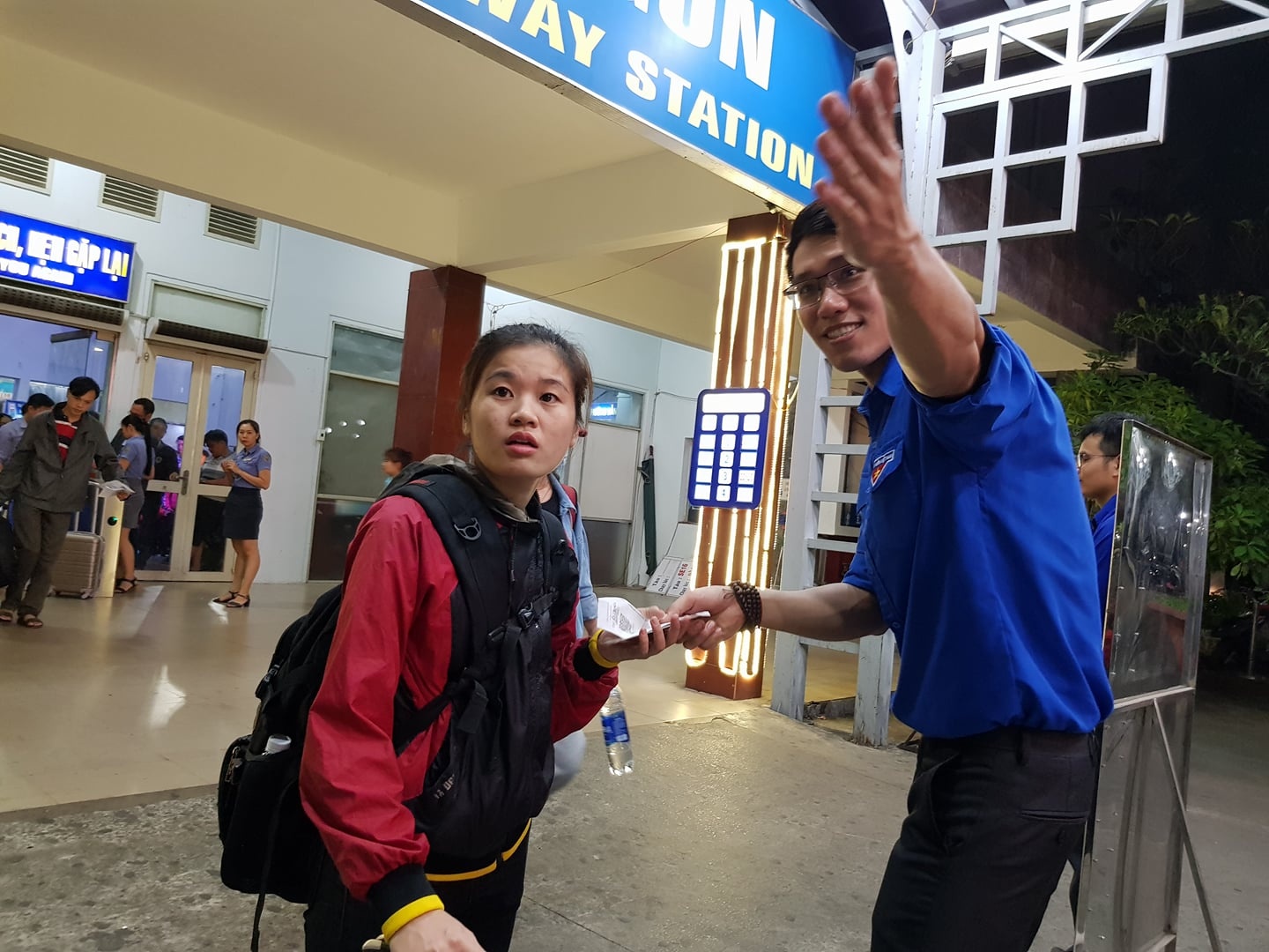 Sai Gon ket xe, nhieu nguoi tre tau ve que an Tet hinh anh