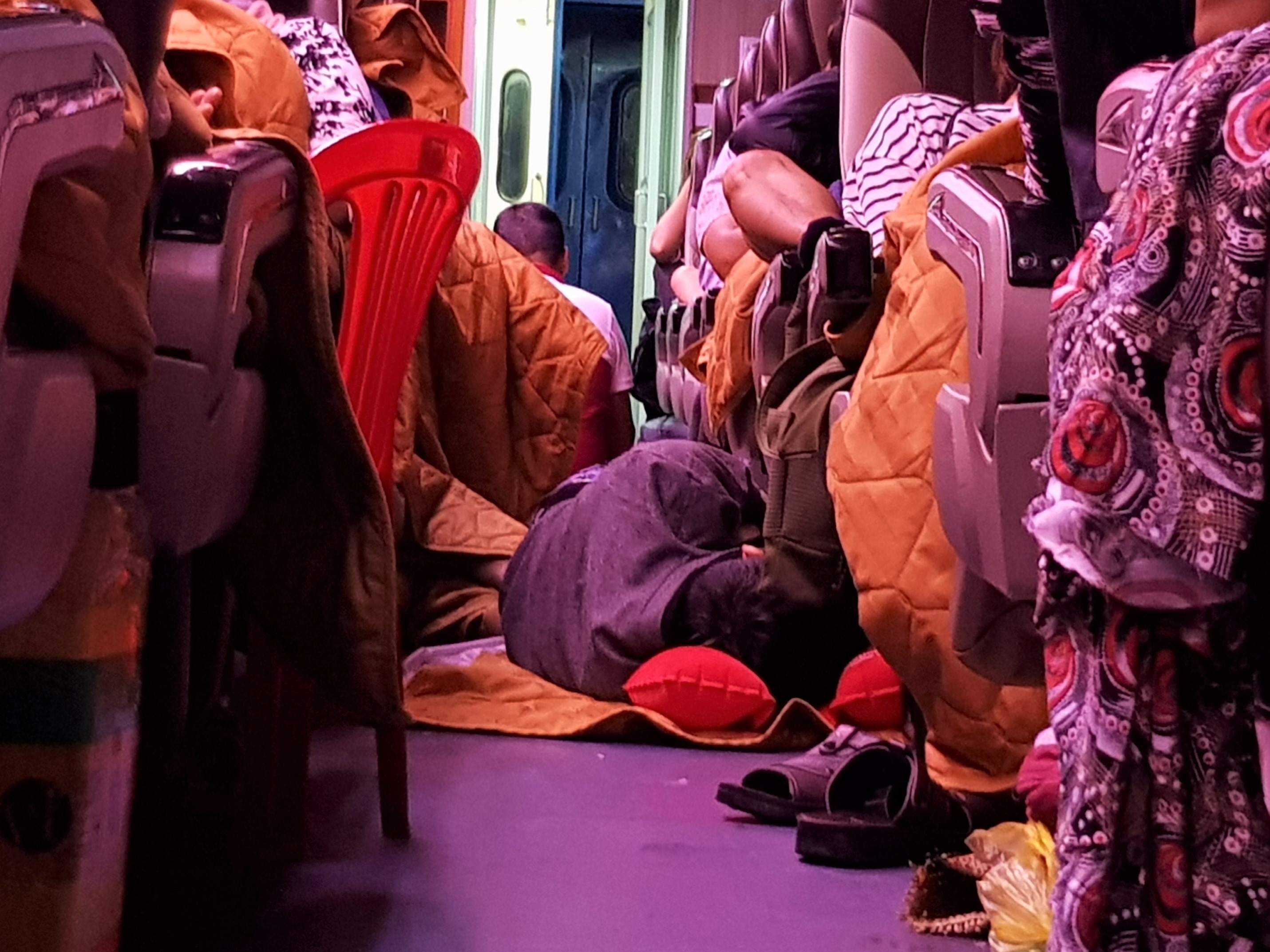 chen chuc tren tau tet anh 16