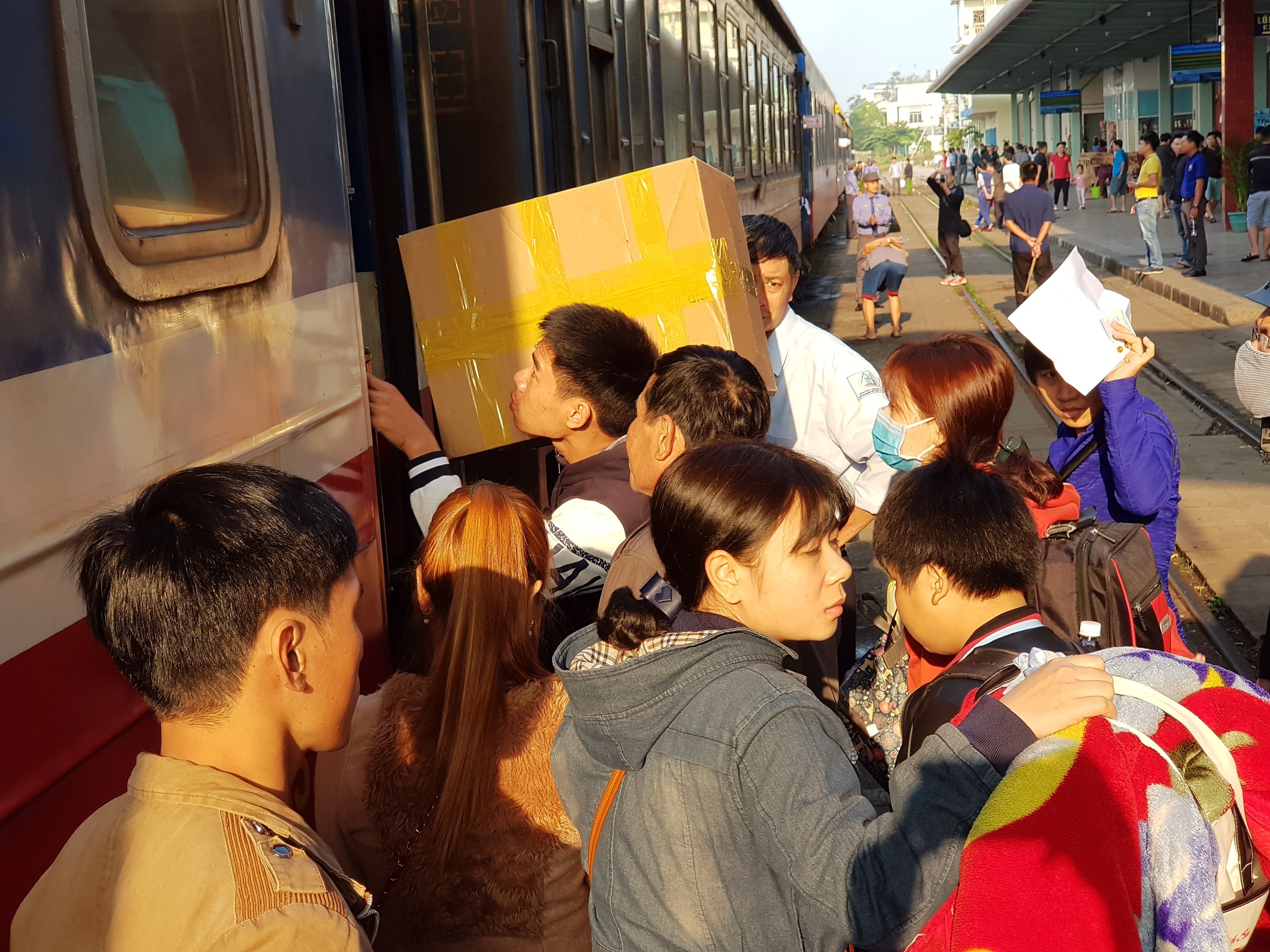 chen chuc tren tau tet anh 4