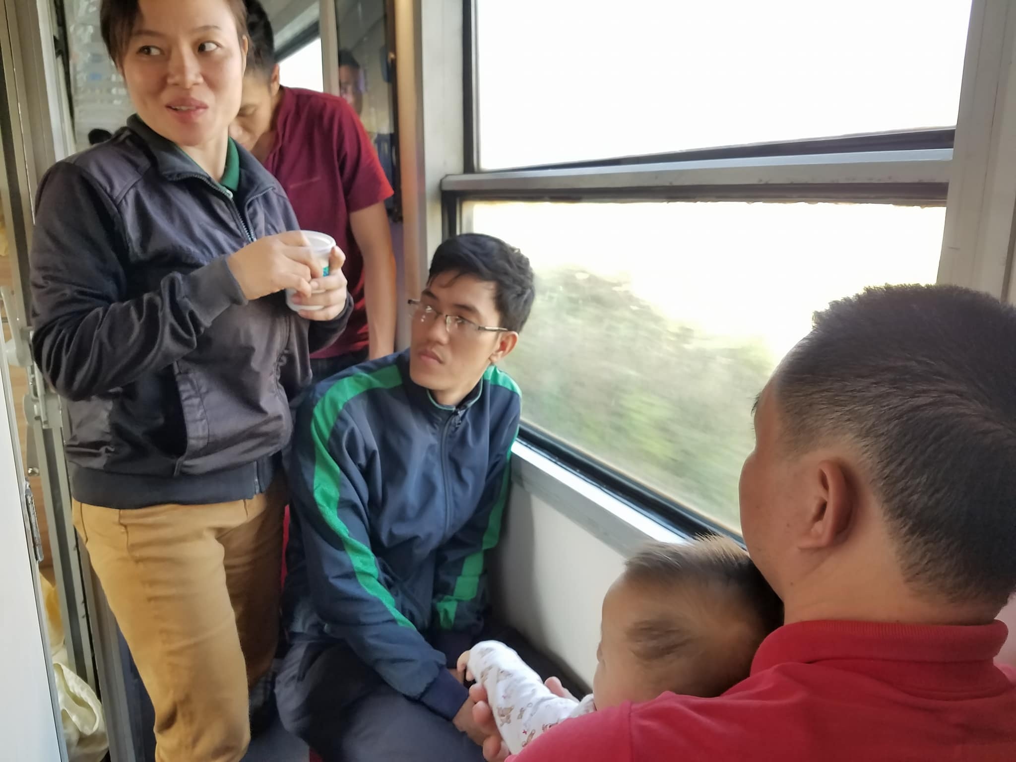 chen chuc tren tau tet anh 6