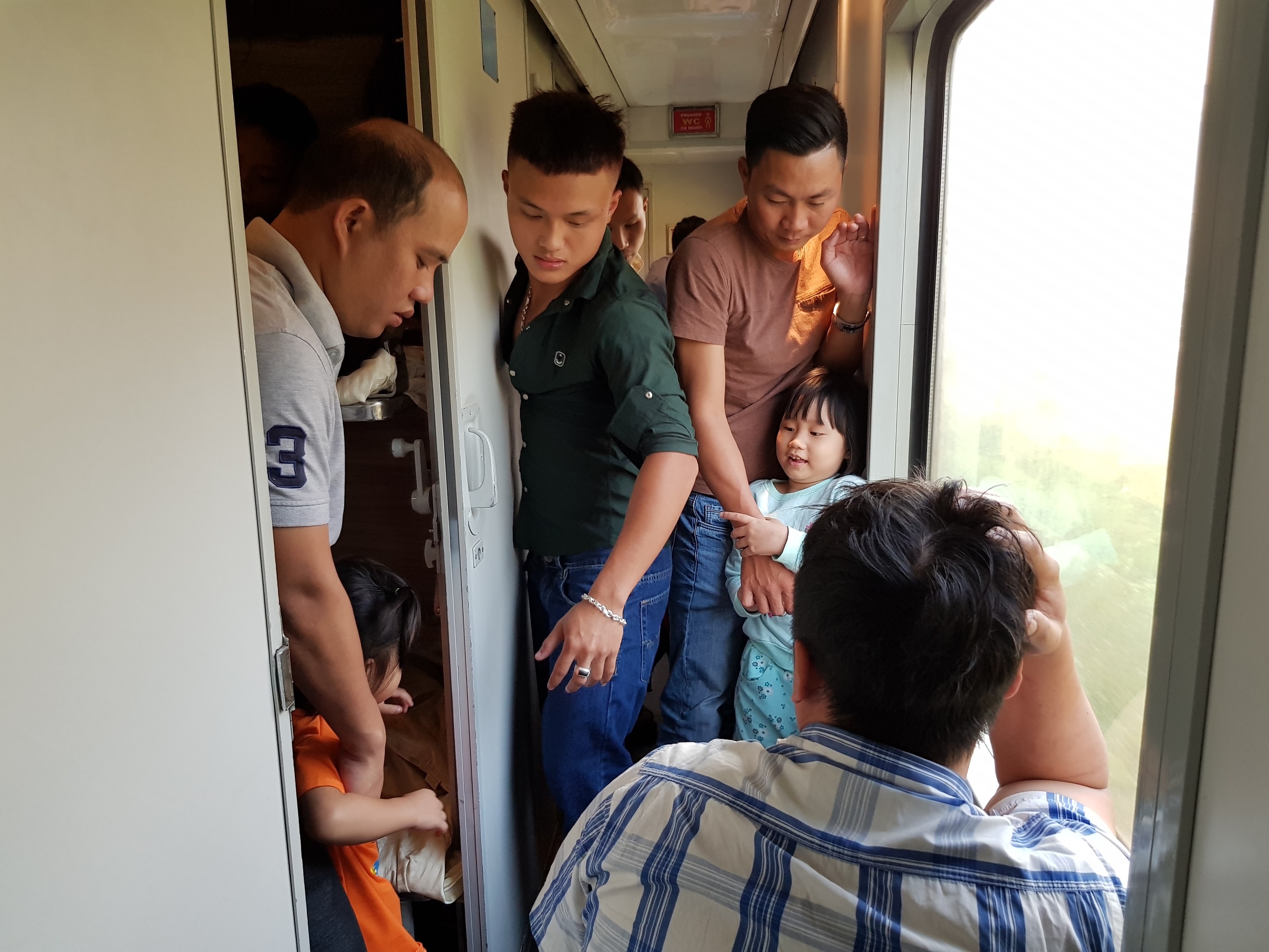 chen chuc tren tau tet anh 5