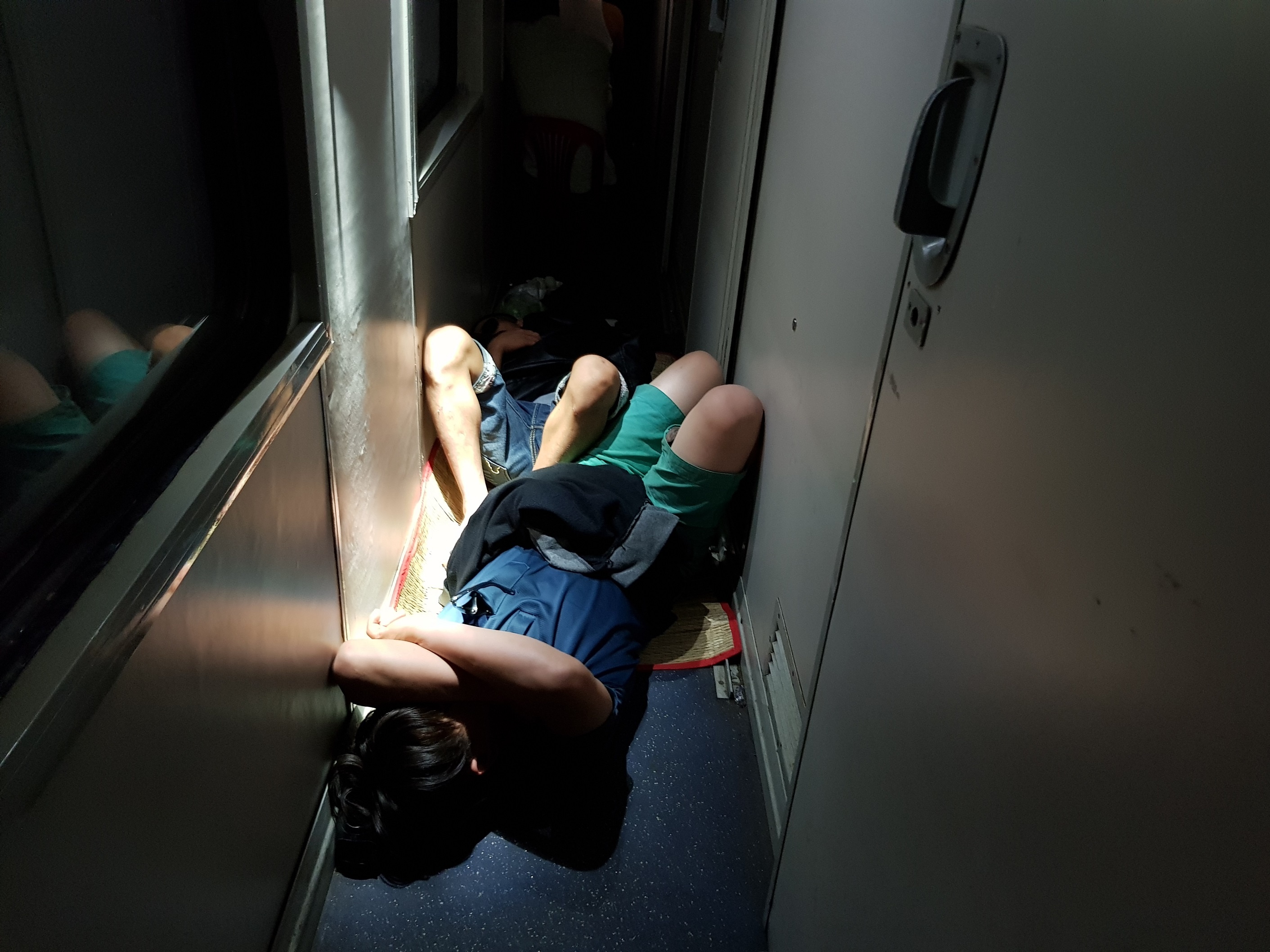 chen chuc tren tau tet anh 15