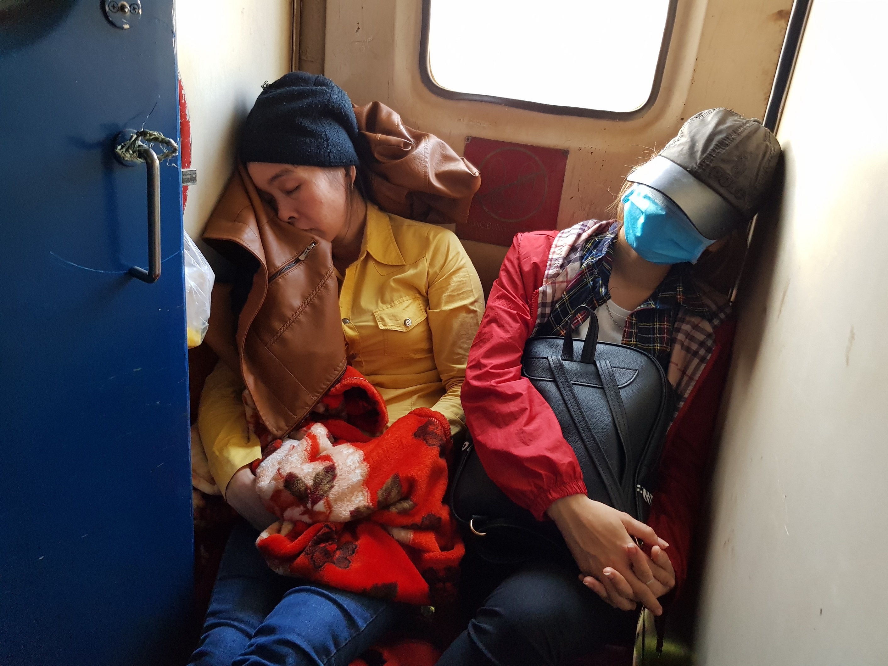 Chen chuc, vat vo tren chuyen tau ve que don Tet Mau Tuat hinh anh