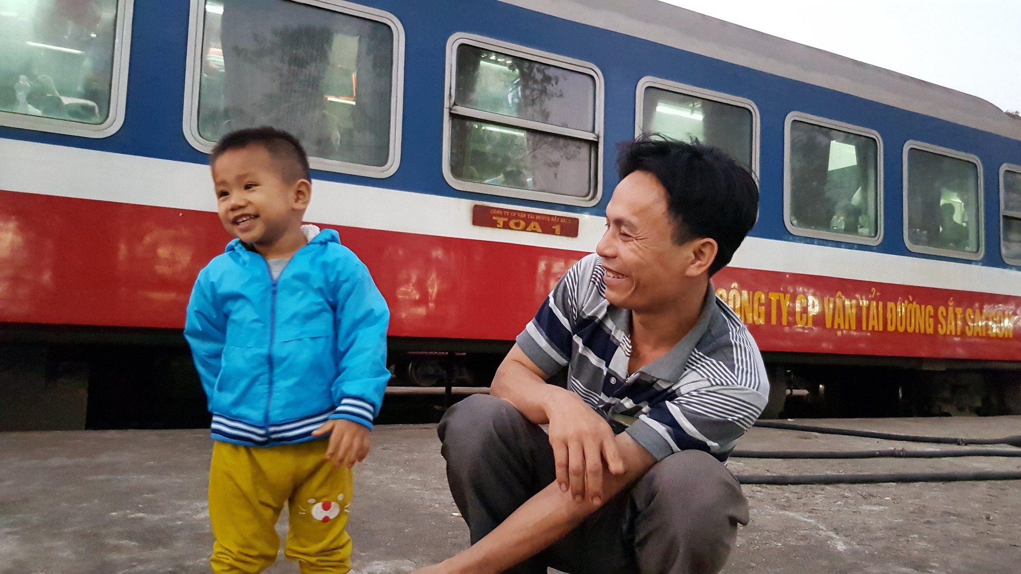 chen chuc tren tau tet anh 17