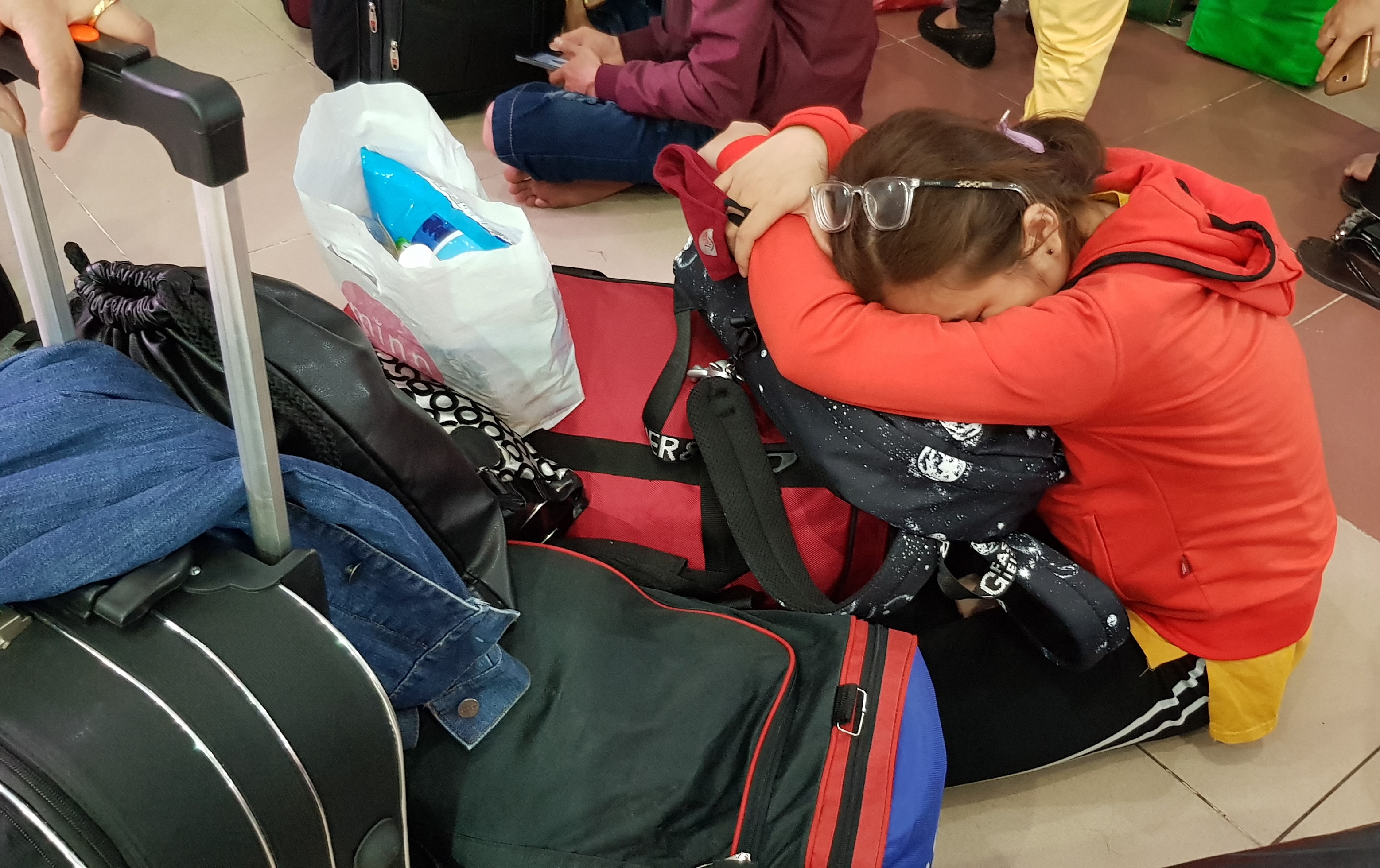 Tau Tet Sai Gon - Ha Noi bi 'delay', hang nghin nguoi va vat san ga hinh anh