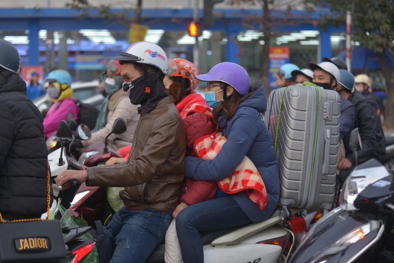 Nguoi dan bat dau do ve Sai Gon, Ha Noi sau ky nghi Tet Mau Tuat hinh anh