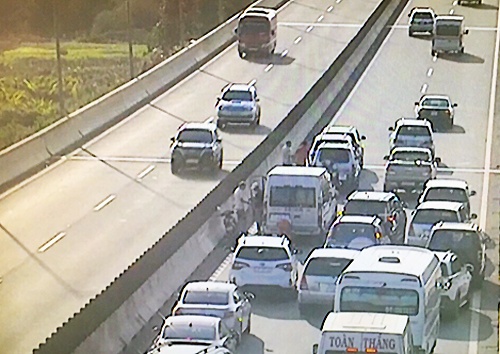 5 oto tong lien hoan tren cao toc TP.HCM - Long Thanh - Dau Giay hinh anh