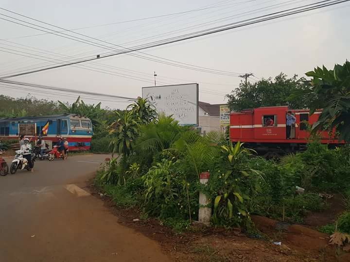2 doan tau doi dau o khoang cach 10 m tren duong sat Bac - Nam hinh anh