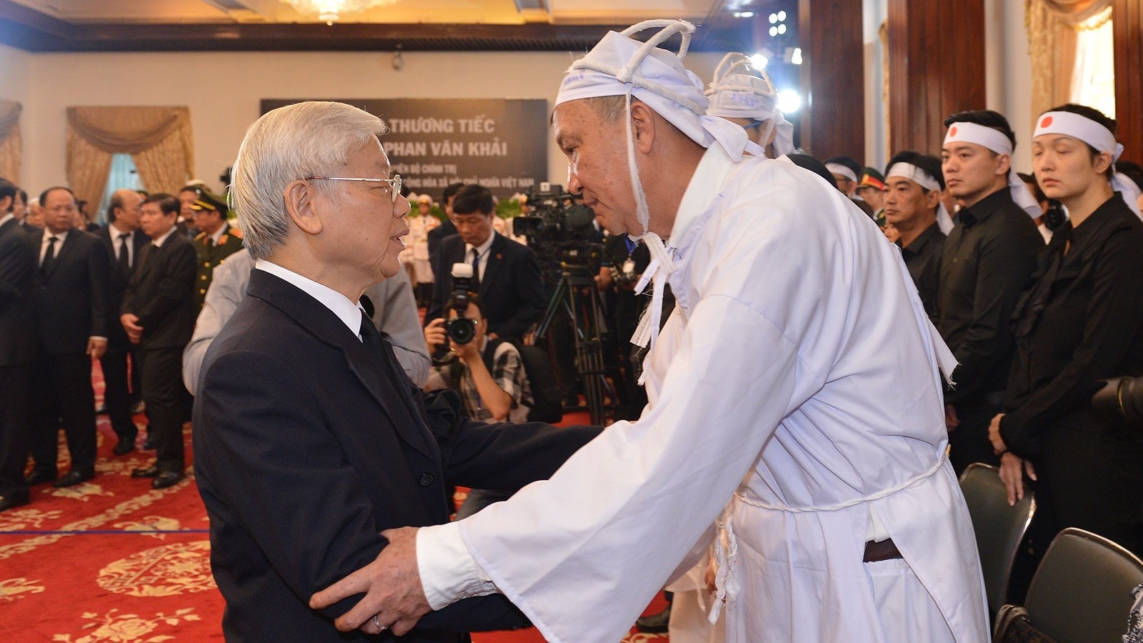 Khoanh khac lang long tai le vieng nguyen Thu tuong Phan Van Khai hinh anh