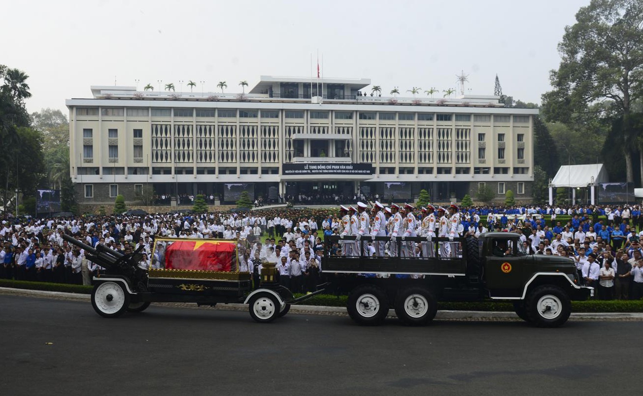 Nguoi Sai Gon ra duong tien dua ong Sau Khai hinh anh