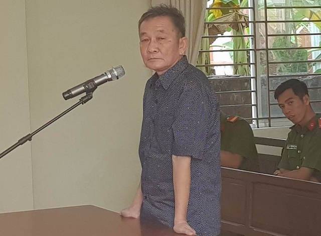 'Dai gia nuoc da' cam sung doa ban nu nhan vien linh 30 thang tu hinh anh