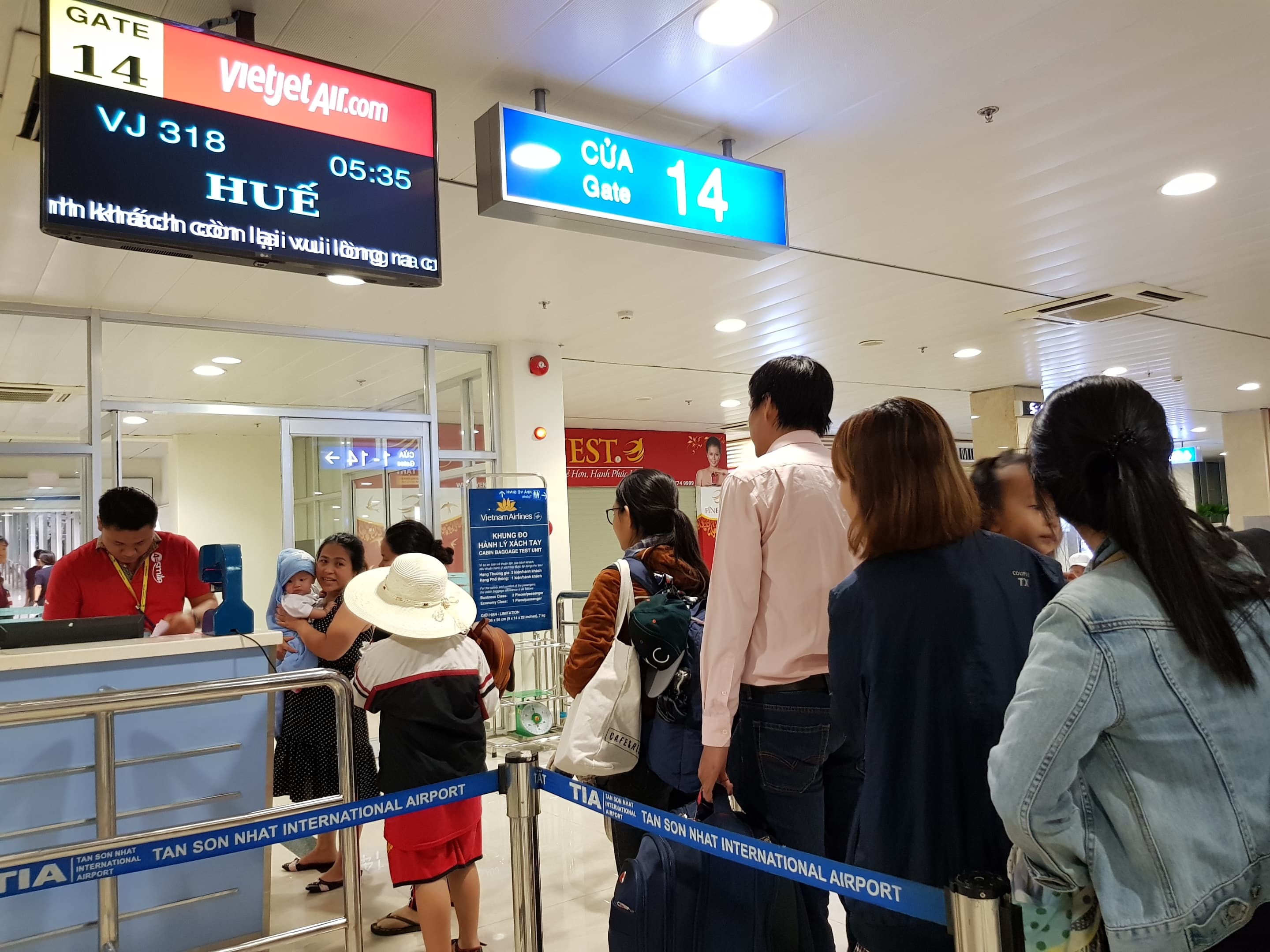 San bay Tan Son Nhat tiep tuc dong duc anh 2