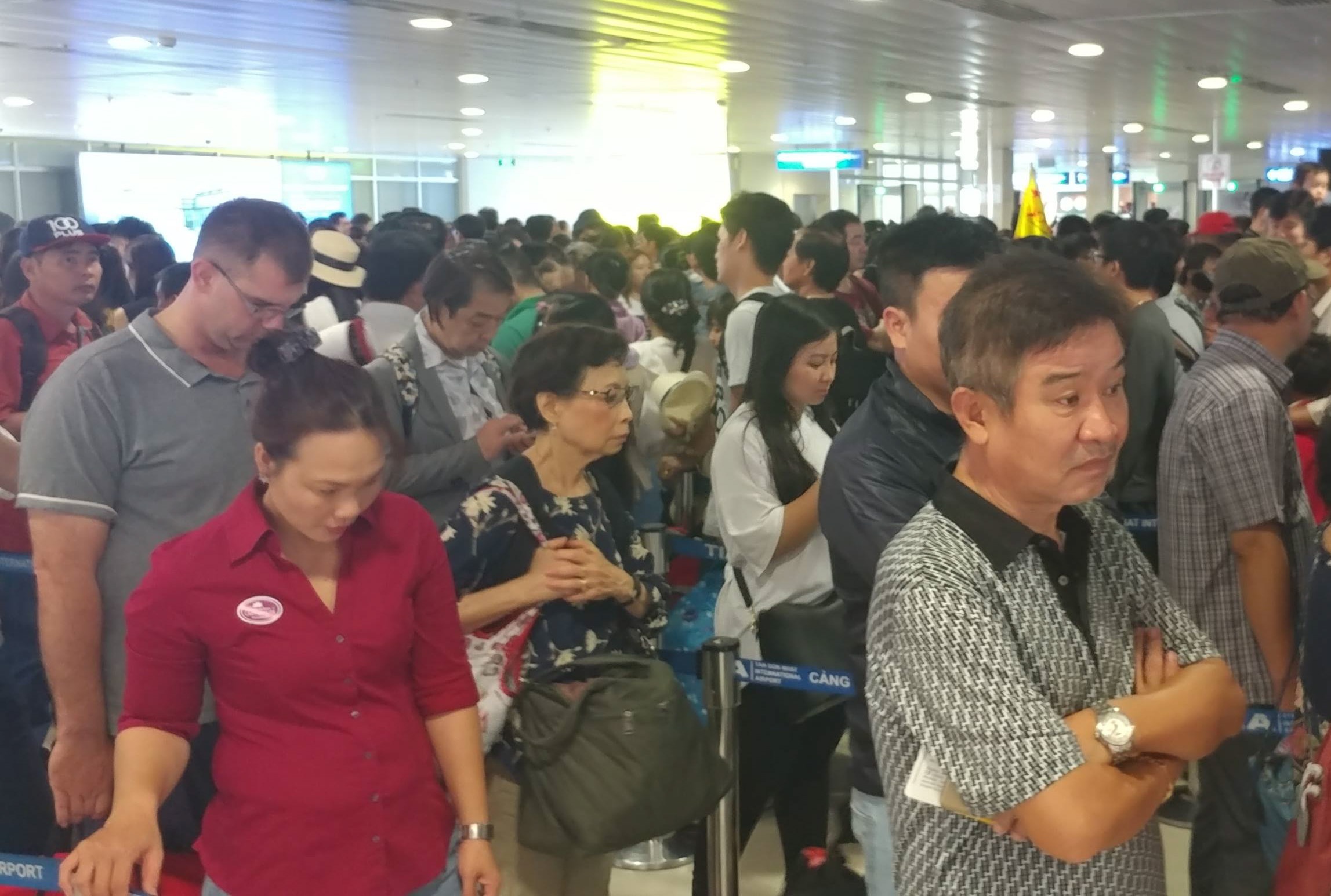 San bay Tan Son Nhat dong duc ngay thu 2 nghi le 30/4 hinh anh