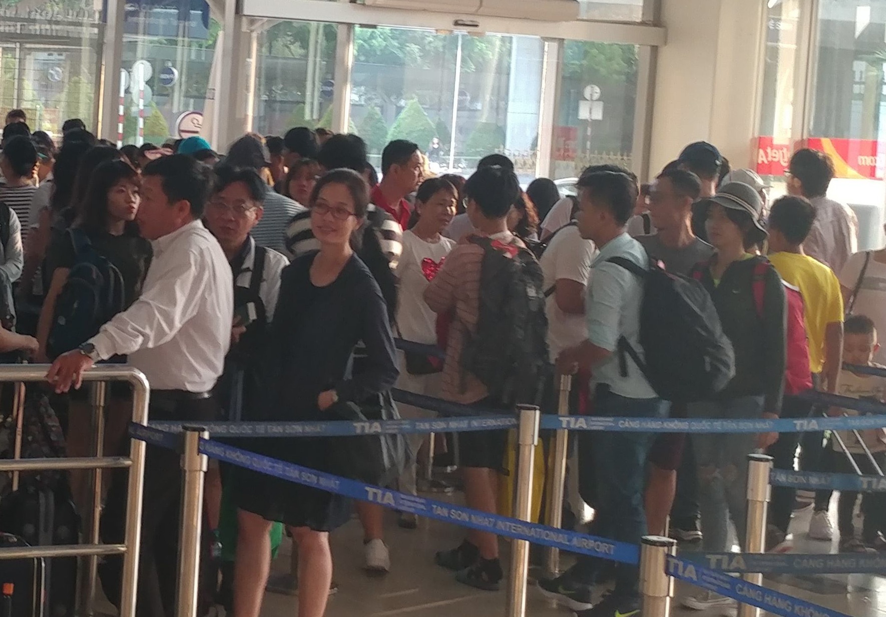San bay Tan Son Nhat tiep tuc dong duc anh 3