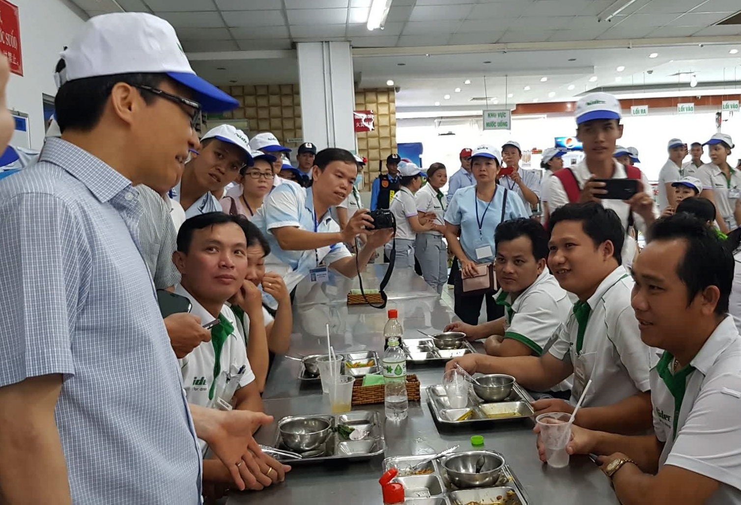 Phó Thủ tướng ăn suất cơm công nhân  ảnh 2 Pho Thu tuong an suat com cong nhan anh 2
