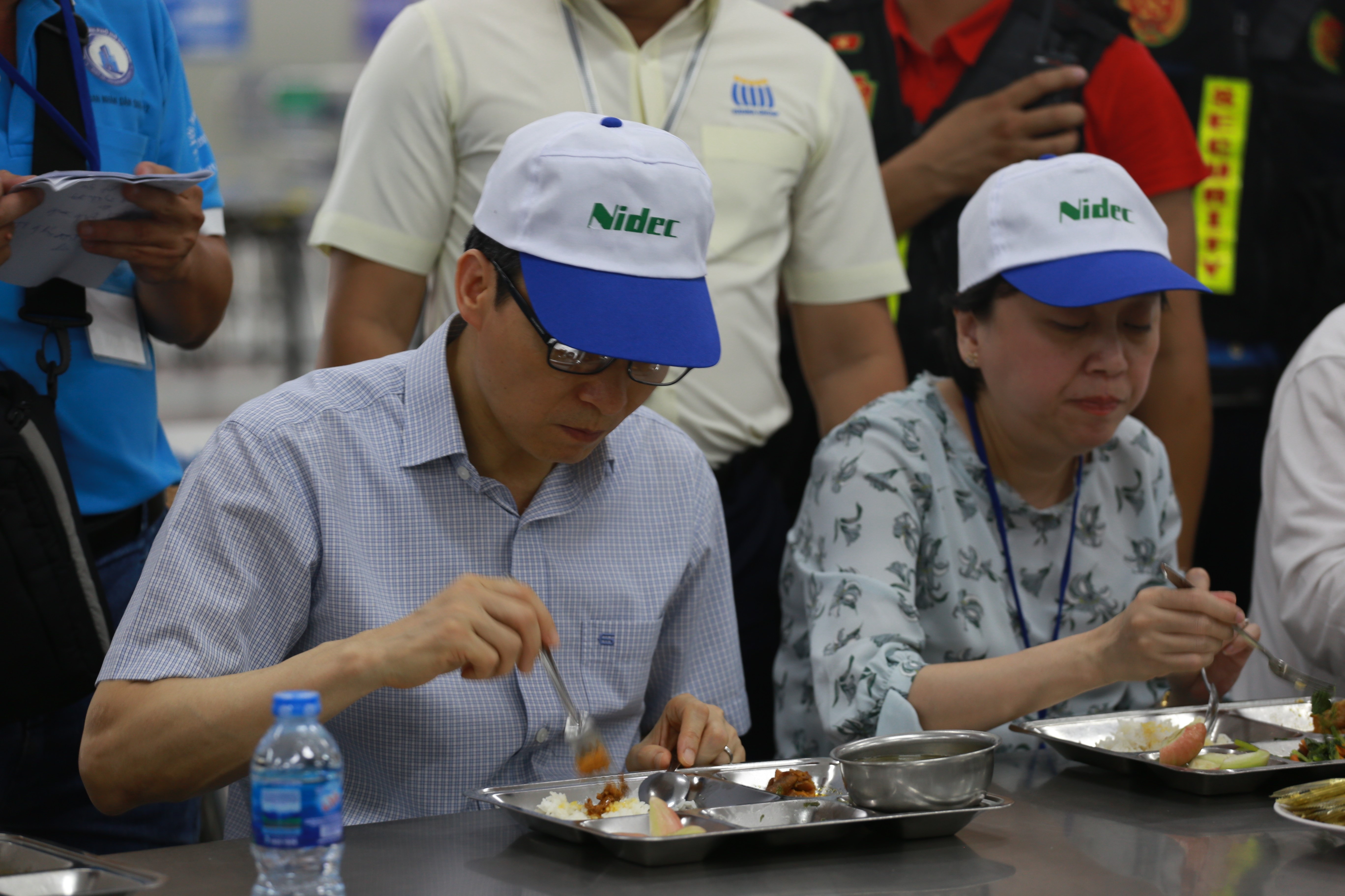 Pho thu tuong Vu Duc Dam an suat com cong nhan 15.000 dong hinh anh