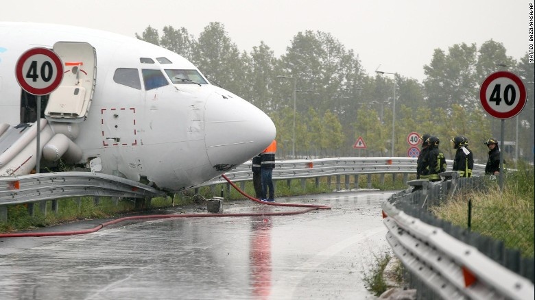 May bay Boeing 737 ha canh bang bung o Italy hinh anh