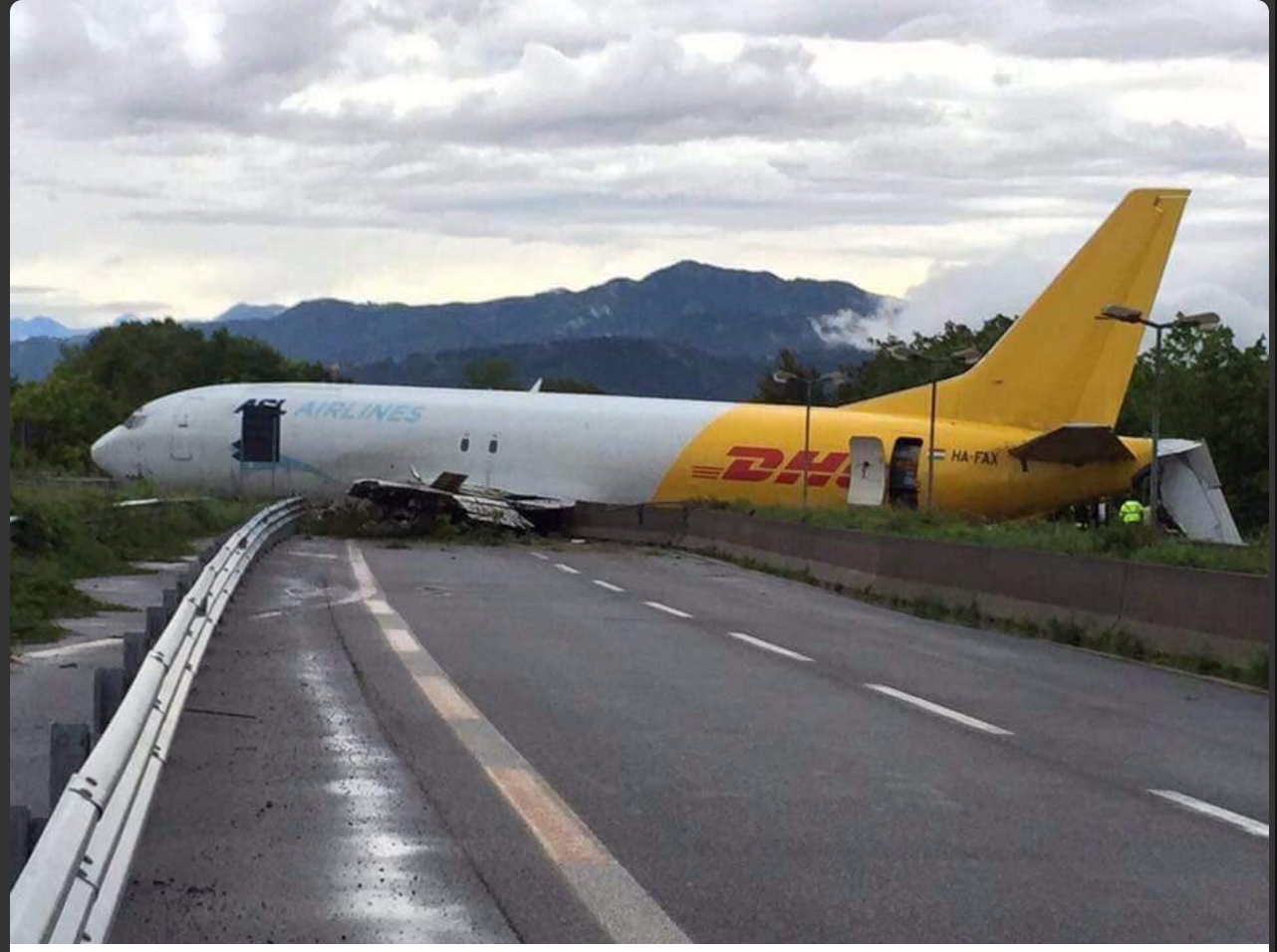 Máy bay rơi xuống đường ảnh 1 May bay roi xuong duong anh 1