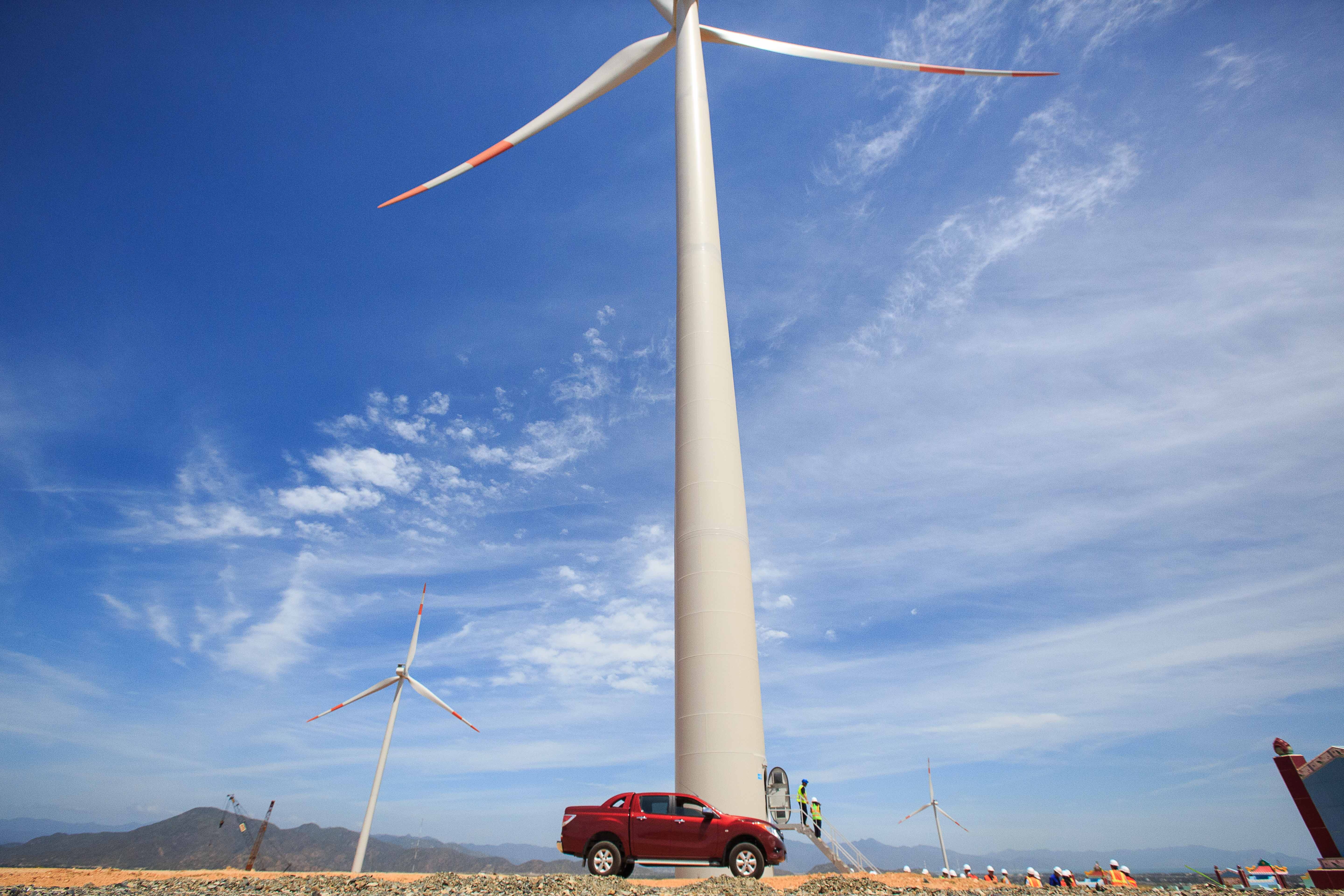 Nhung tru dien 100 m cua nha may dien gio Phu Lac hinh anh