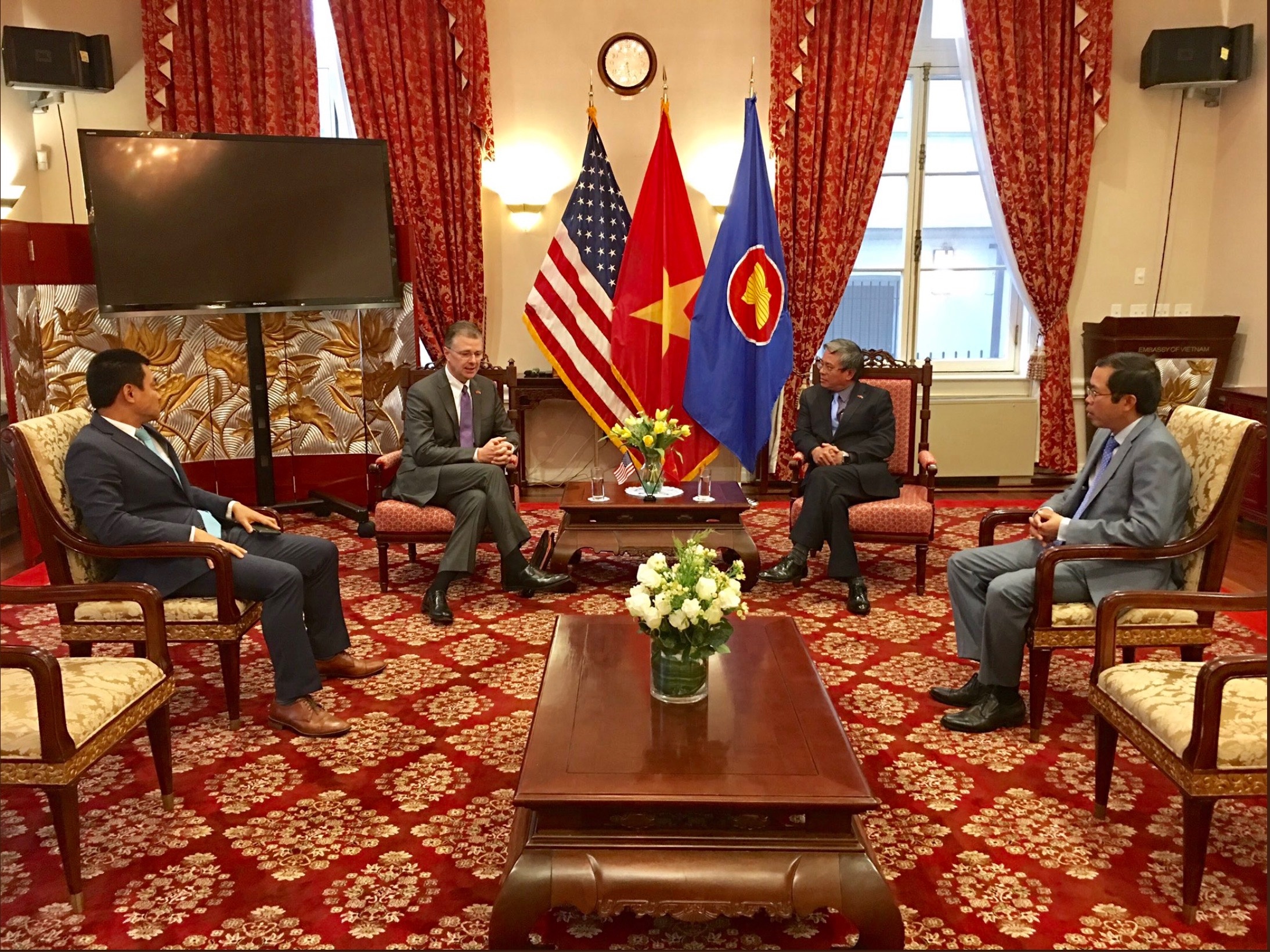 Dai su Pham Quang VInh va Ted Osius anh 4