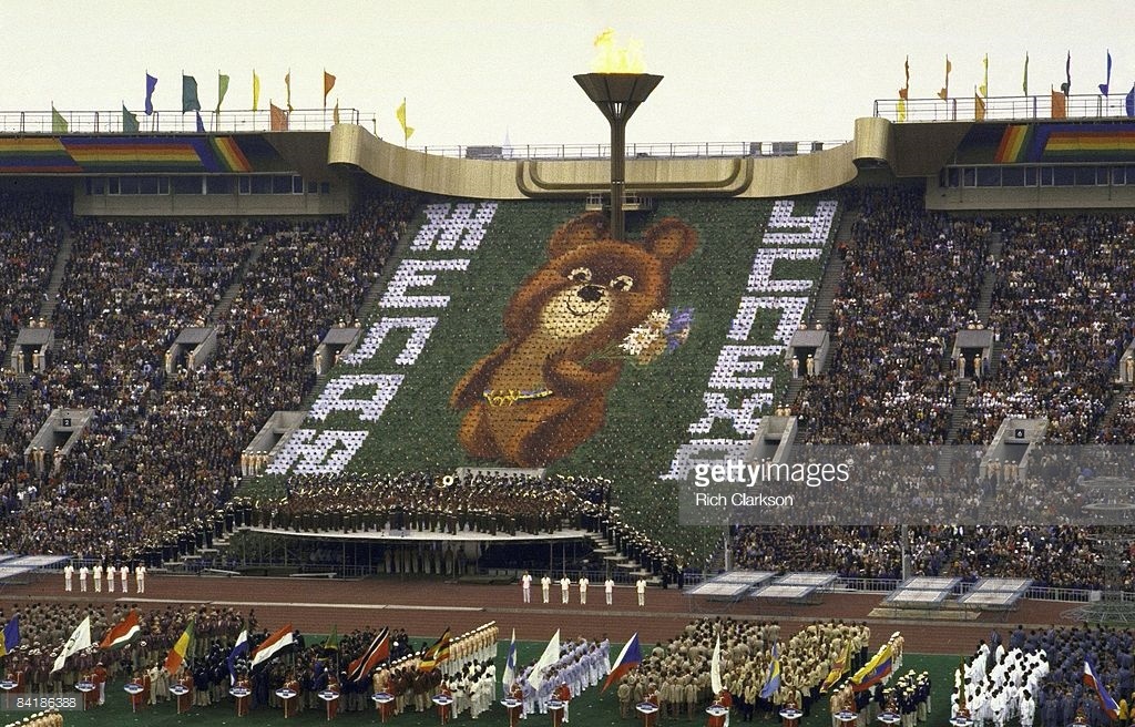 Duoi bong nhung huyen thoai o san Luzhniki hinh anh