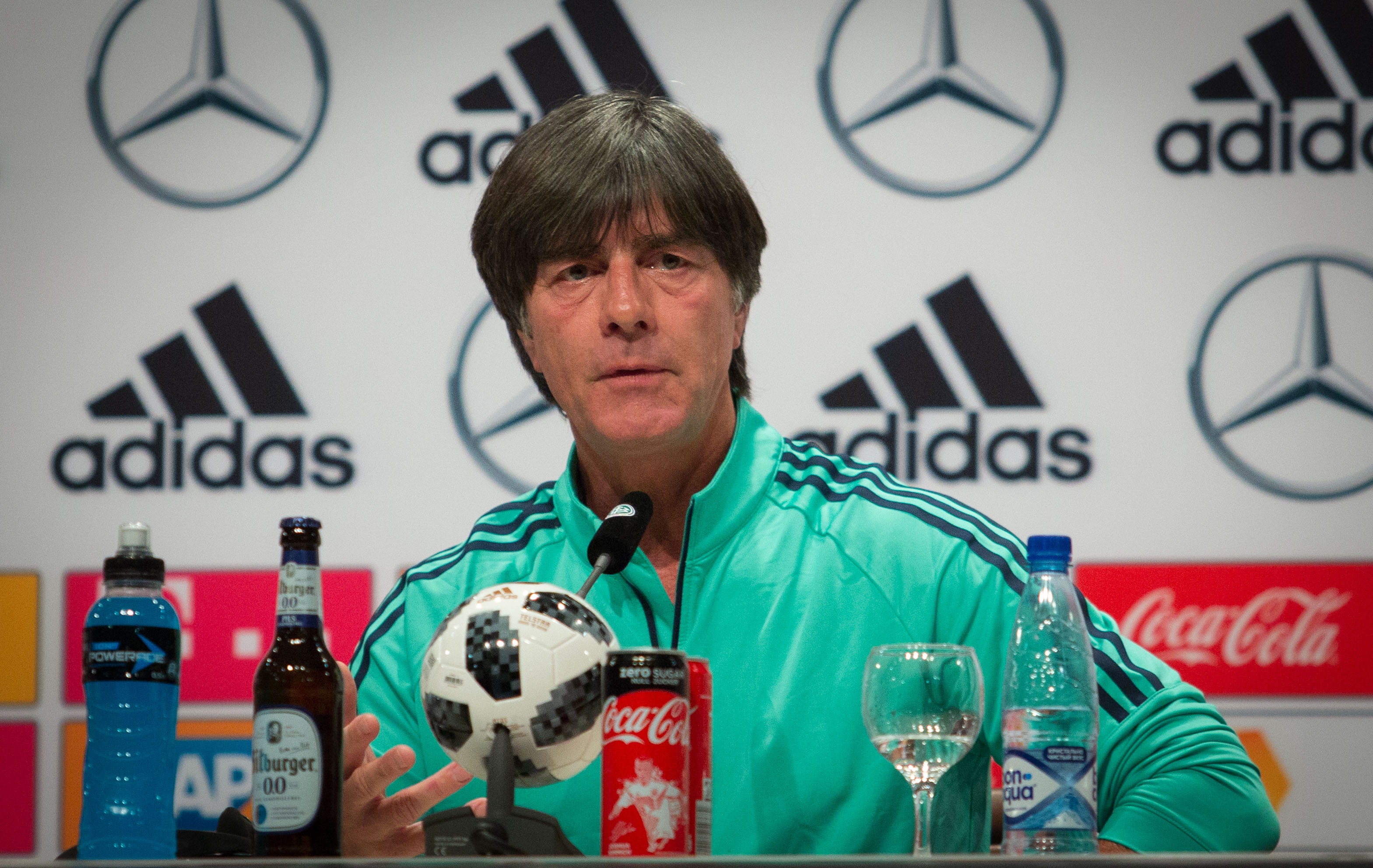 Be boi cua Oezil, Guendogan va noi lo cua Loew hinh anh