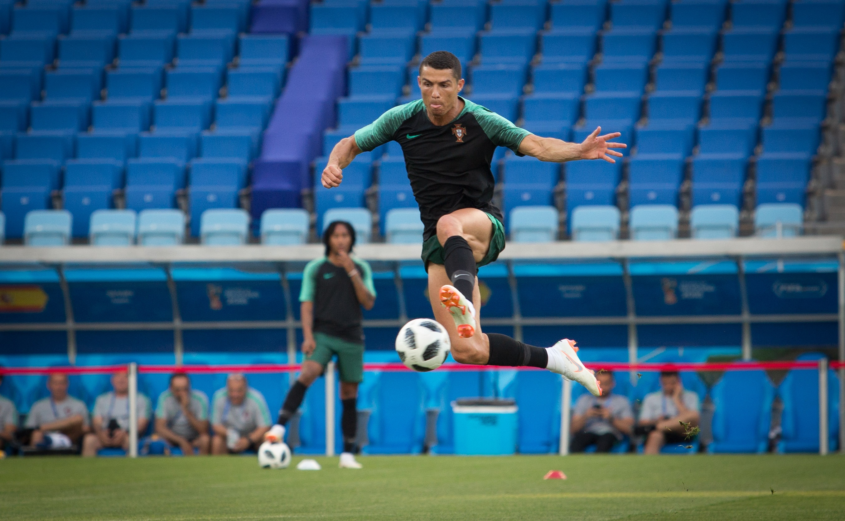 Ronaldo va dong doi quyet chien thang truoc Tay Ban Nha hinh anh