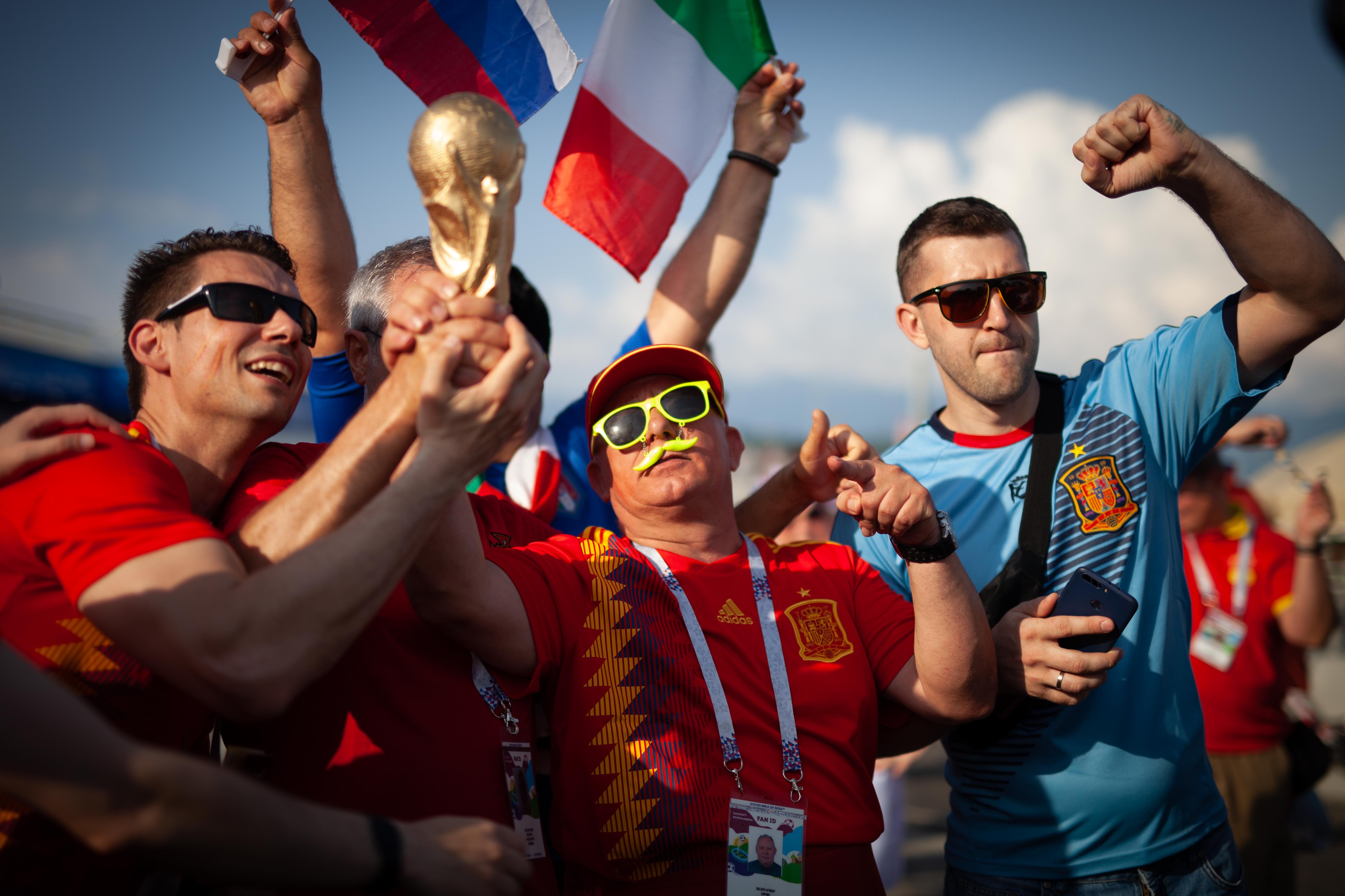 Fan Tay Ban Nha - Bo Dao Nha khuay dong Sochi truoc dai chien hinh anh