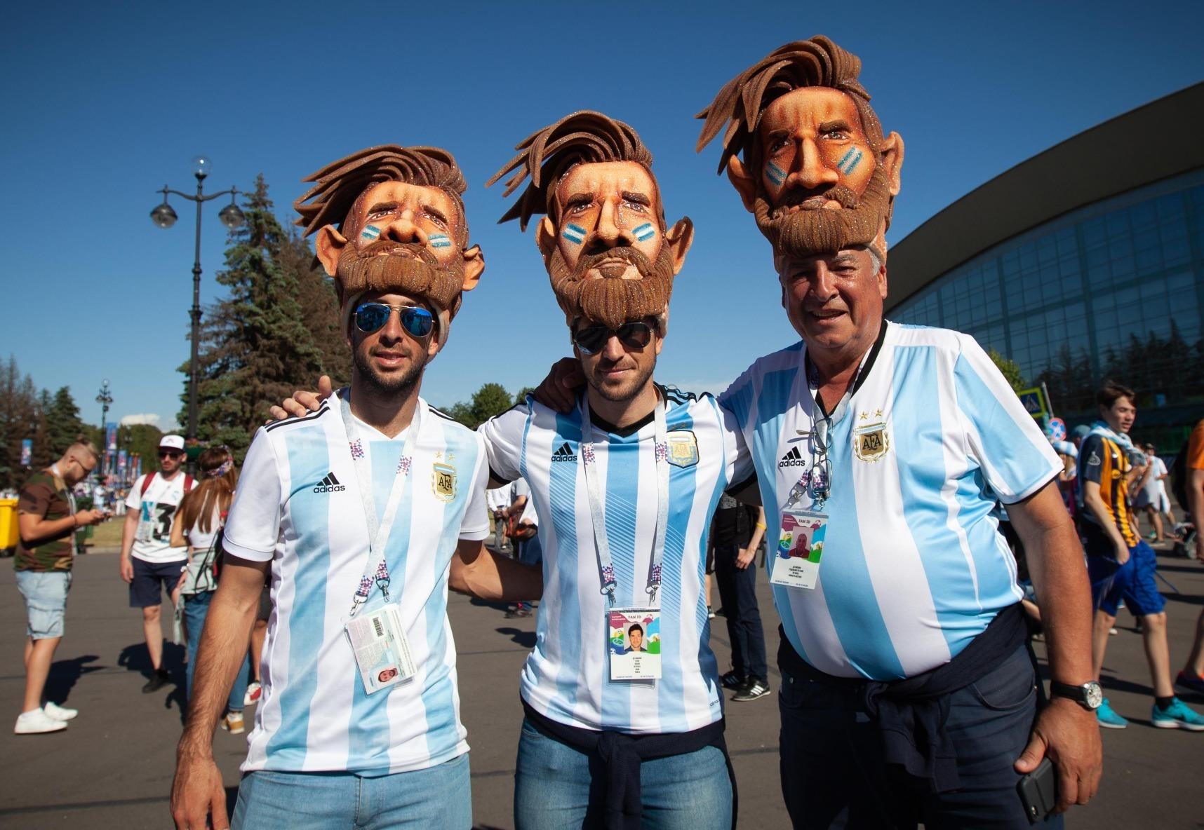 Fan Argentina cuong nhiet truoc tran quyet dau voi Nigeria hinh anh