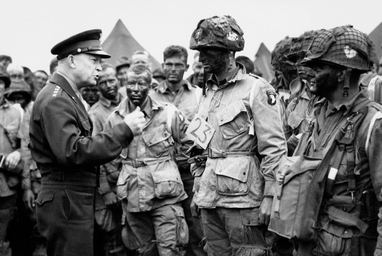 Eisenhower len ke hoach vu Tran Chau Cang chi voi chiec may chu hinh anh