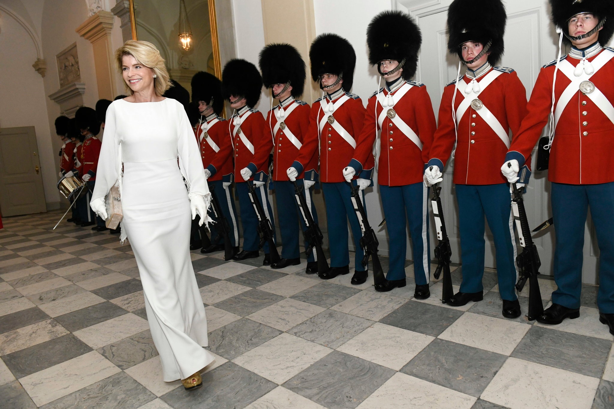 Hoi thao NATO bi huy vi My ‘chan cua’ hoc gia chong doi TT Trump hinh anh