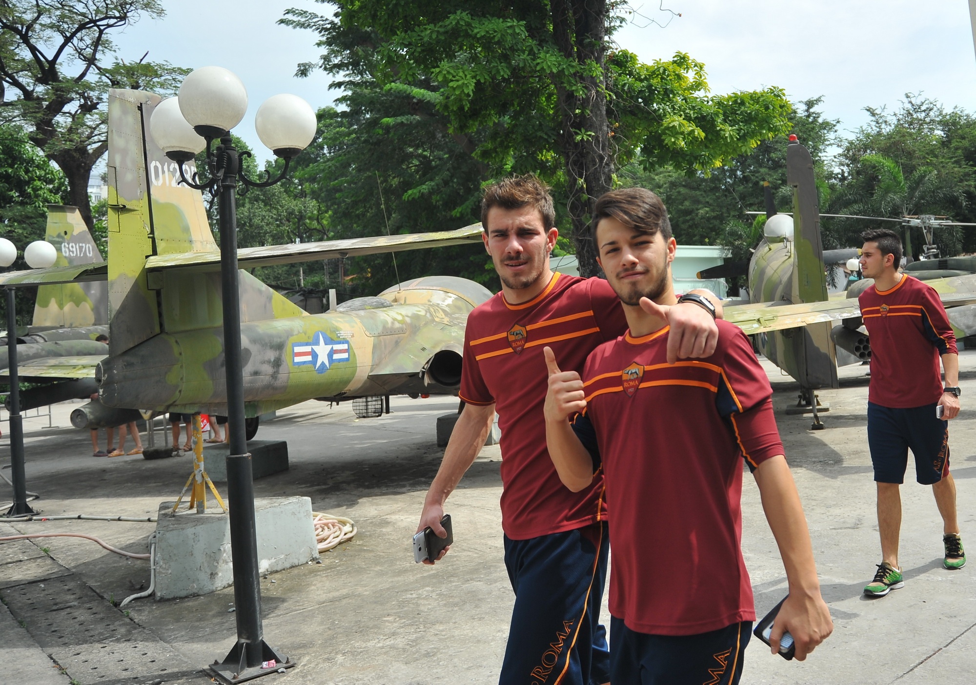 Sao tre AS Roma tham quan bao tang lich su Viet Nam hinh anh