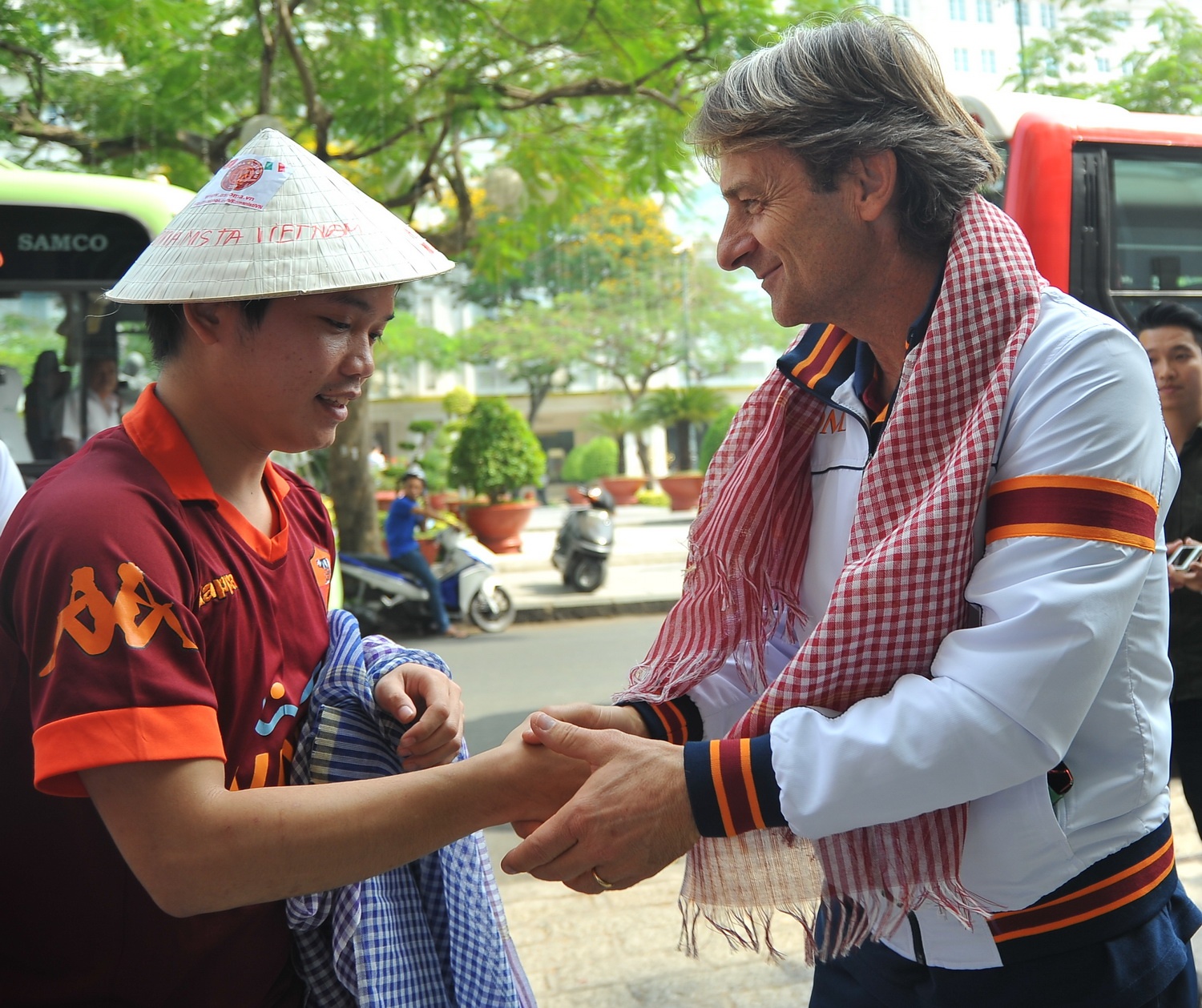 NHM Viet Nam gui CLB AS Roma non la, khan ran hinh anh