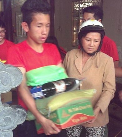 Cau thu U19 VN tham gia chuong trinh tu thien vi cong dong hinh anh