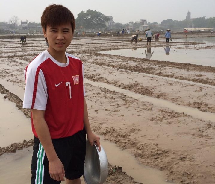 Nghi Tet, tuyen thu nu ra dong cay lua hinh anh