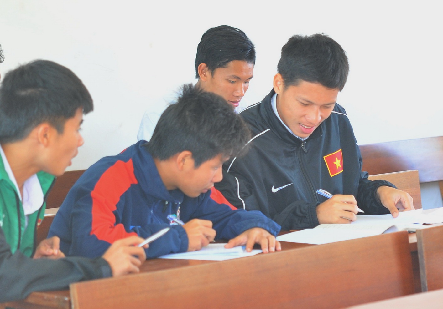 Cau thu U19 VN cham chi hoc van hoa truoc gio di chau Au hinh anh