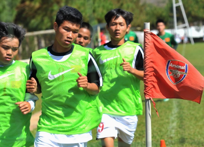 U19 Viet Nam thich thu tap luyen tren san Arsenal hinh anh