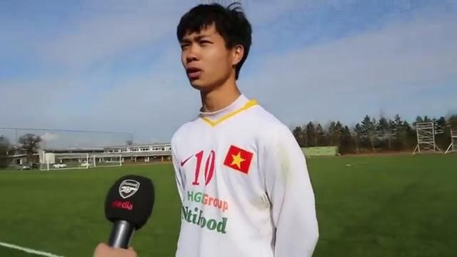 Cau thu U19 Viet Nam tra loi phong van bang tieng Anh hinh anh