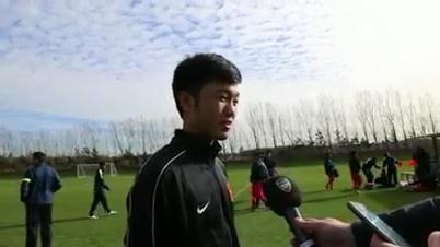 Doi truong U19 VN tra loi phong van Arsenal bang tieng Anh hinh anh