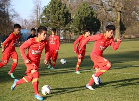 Clip U19 Viet Nam thua dam 0-9 truoc U19 Tottenham hinh anh