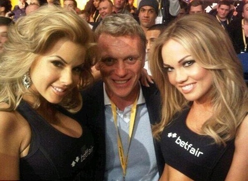 David Moyes được 2 mỹ nhân tóc vàng mến mộ.