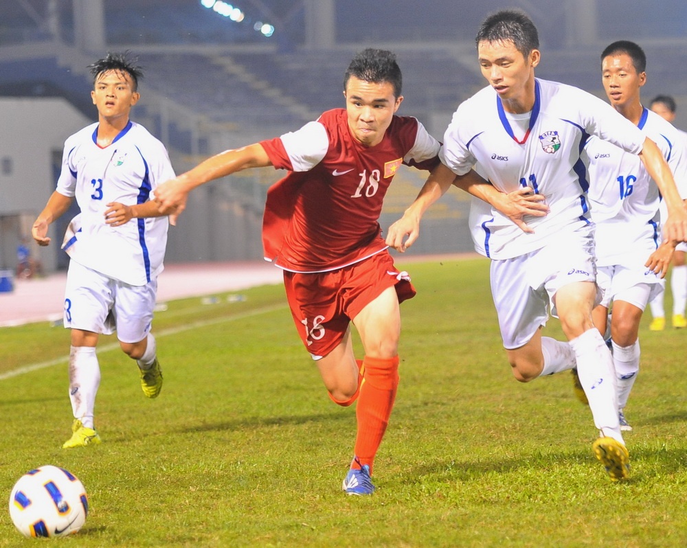 U19 Viet Nam sang Phap gap doi thu U19 Lens hinh anh