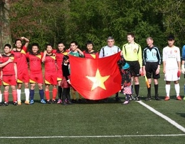 U19 Viet Nam thang doi Du hoc sinh tai Bi 28-0 hinh anh