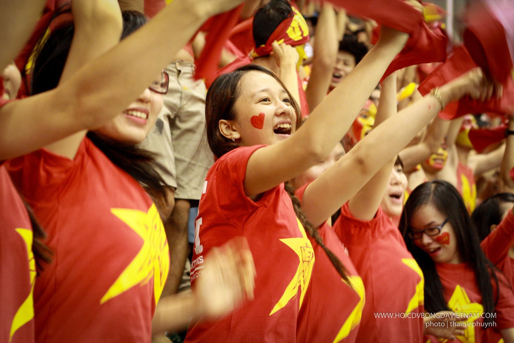 Nhiều fan nữ dễ thương tham gia hoạt động cổ vũ của Hội