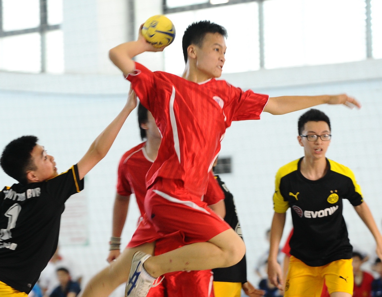 Hoc sinh THCS tai Ha Noi hao hung tranh tai o giai bong nem hinh anh