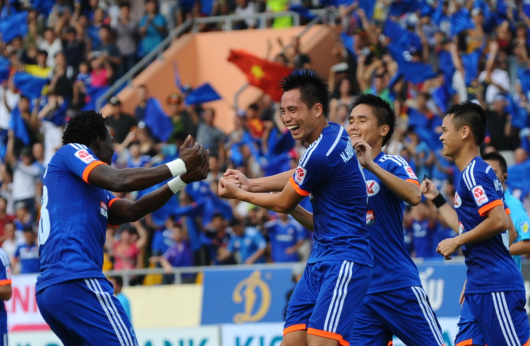 Lot vao tu ket, cau thu Quang Ninh an mung bang dieu ru con hinh anh