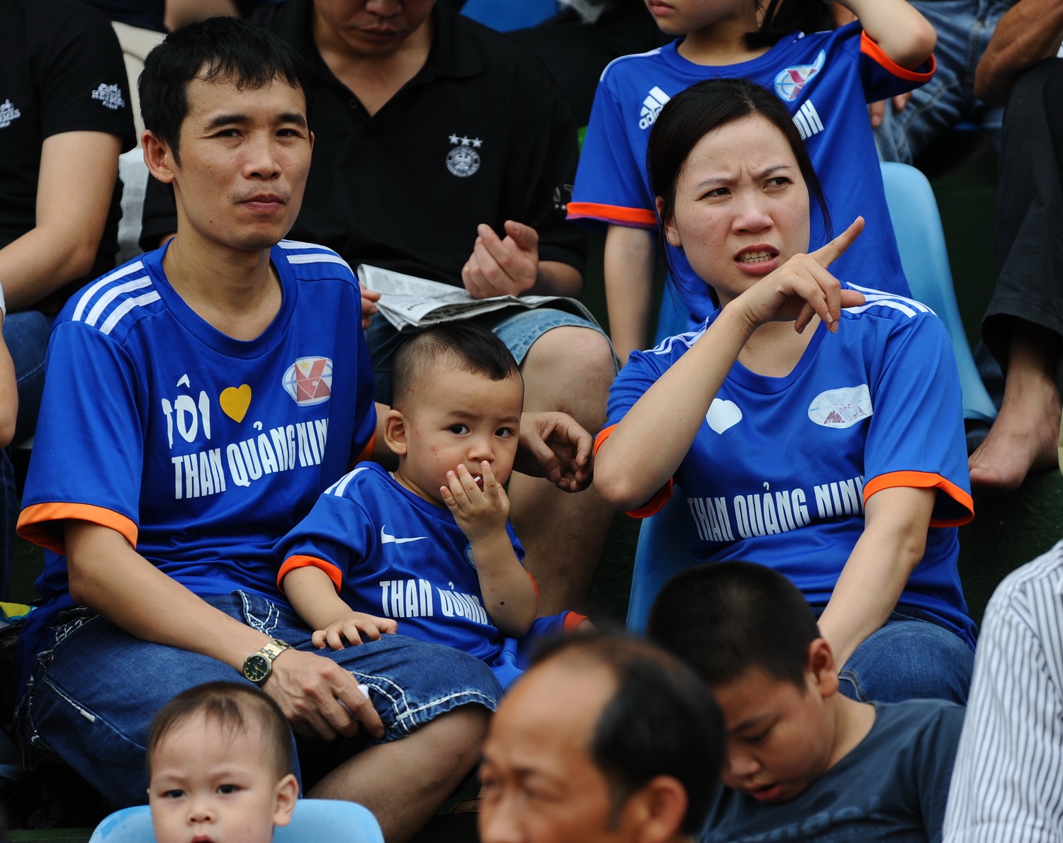 Cả gia đình đi xem bóng đá.