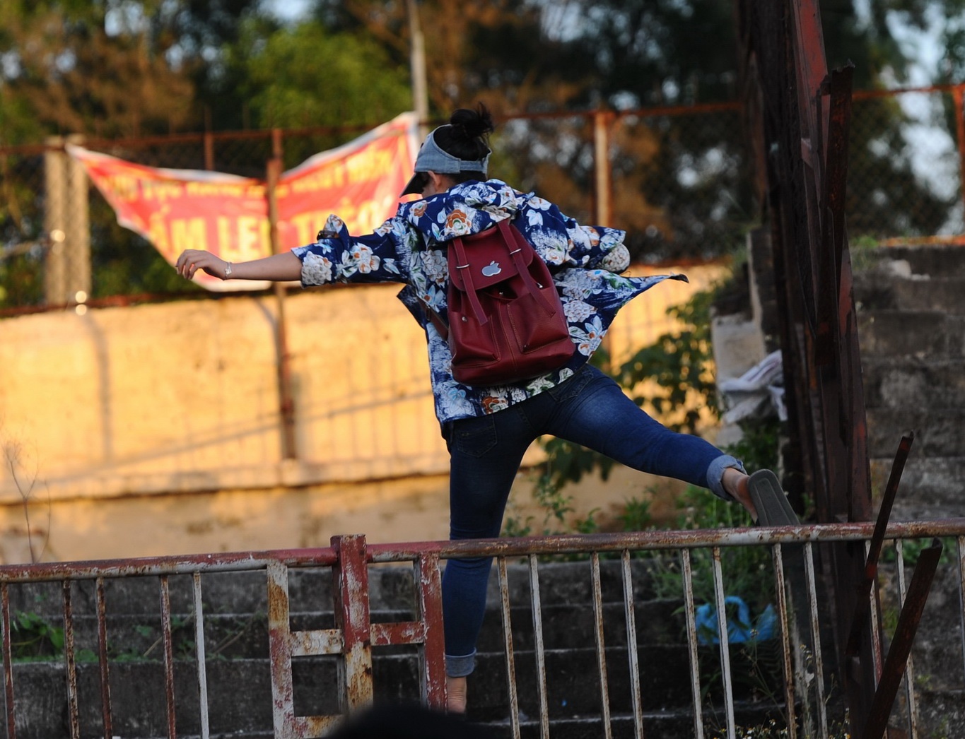 Fan nu SLNA treo rao vao san Vinh co vu doi nha hinh anh