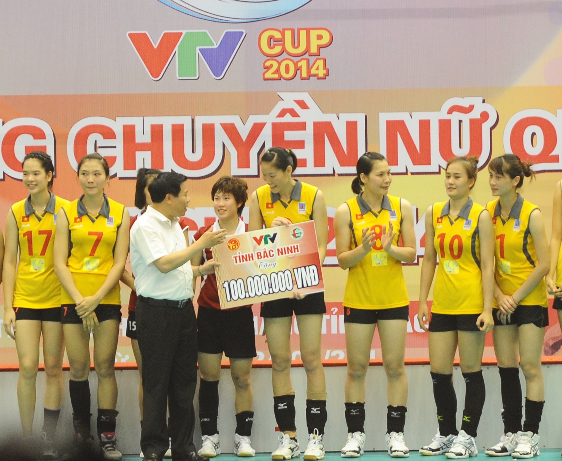 Đội truyển bóng chuyền nữ Việt Nam được UBND tỉnh Bắc Ninh thưởng nóng 100 triệu đồng.